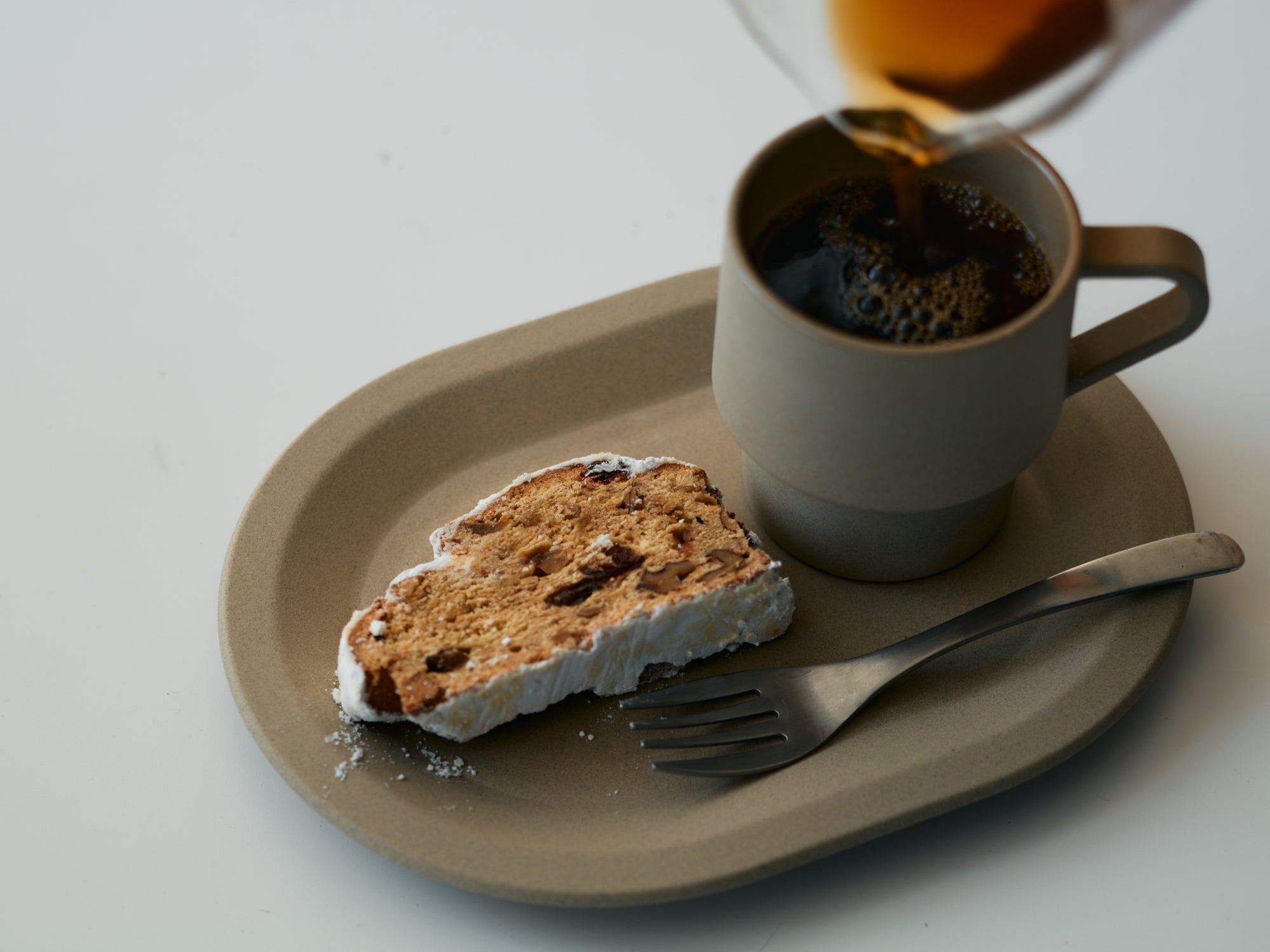 シュトーレンをもっとおいしく食べる方法。コーヒーとのペアリングや意外な共通点とは?