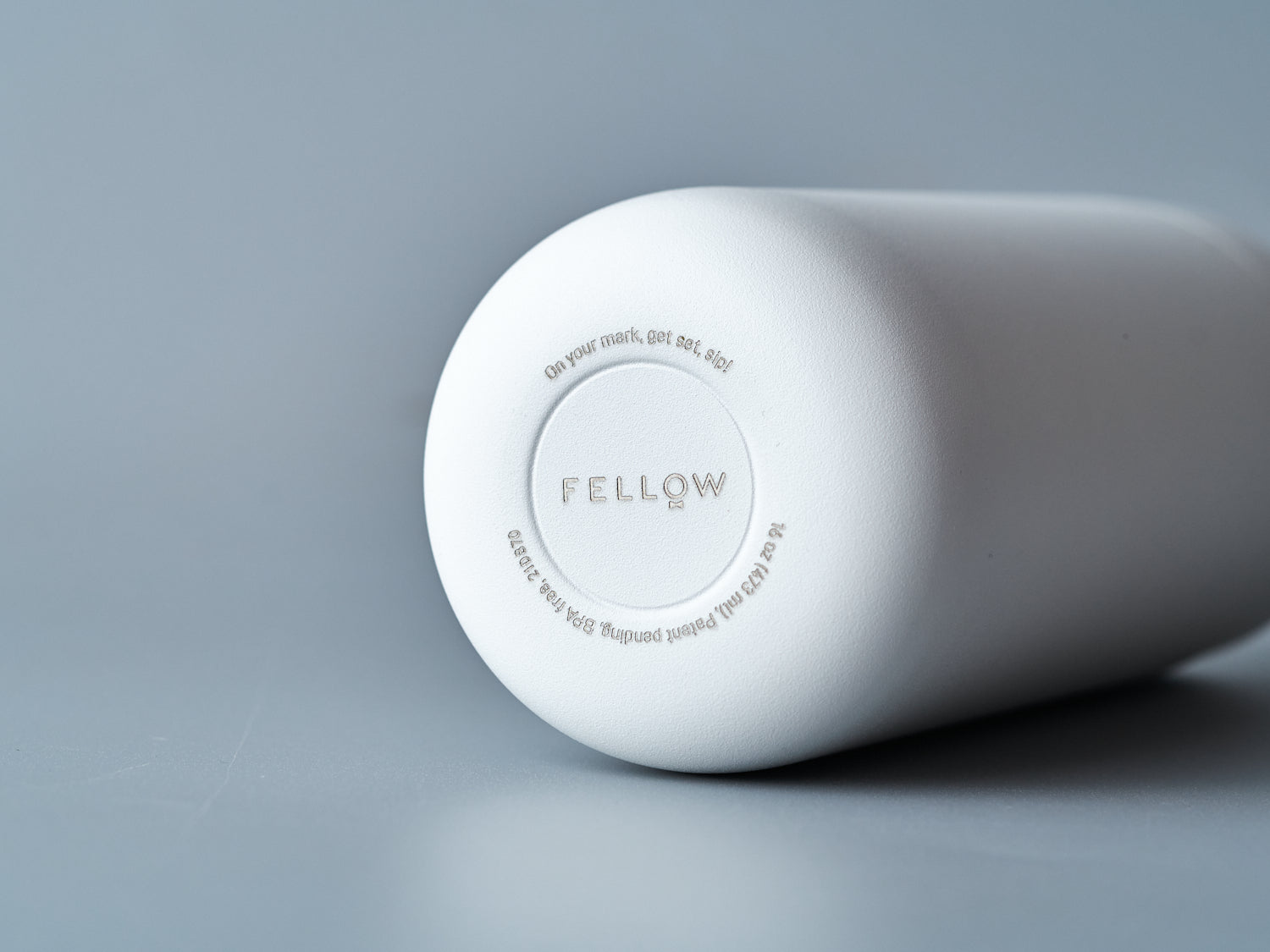 タンブラー底面にはFellowのロゴとメッセージがレーザー刻印されている