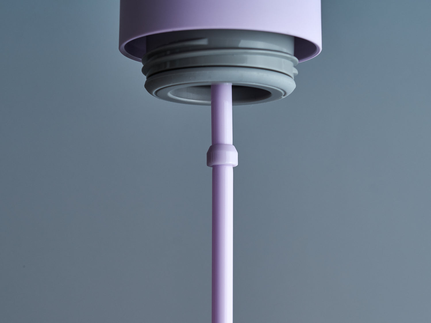 シリコンゴムのスクリューリッドと、ゴムパッキンがついたストローで、液漏れしにくい構造