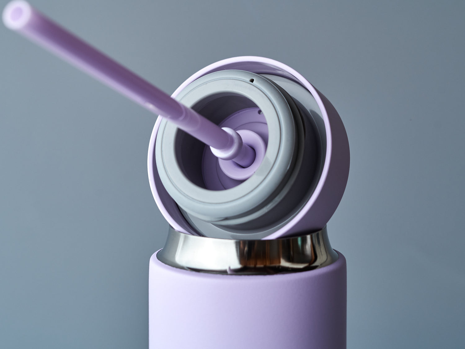 シリコンゴムのスクリューリッドと、ゴムパッキンがついたストローで液漏れしにくい構造