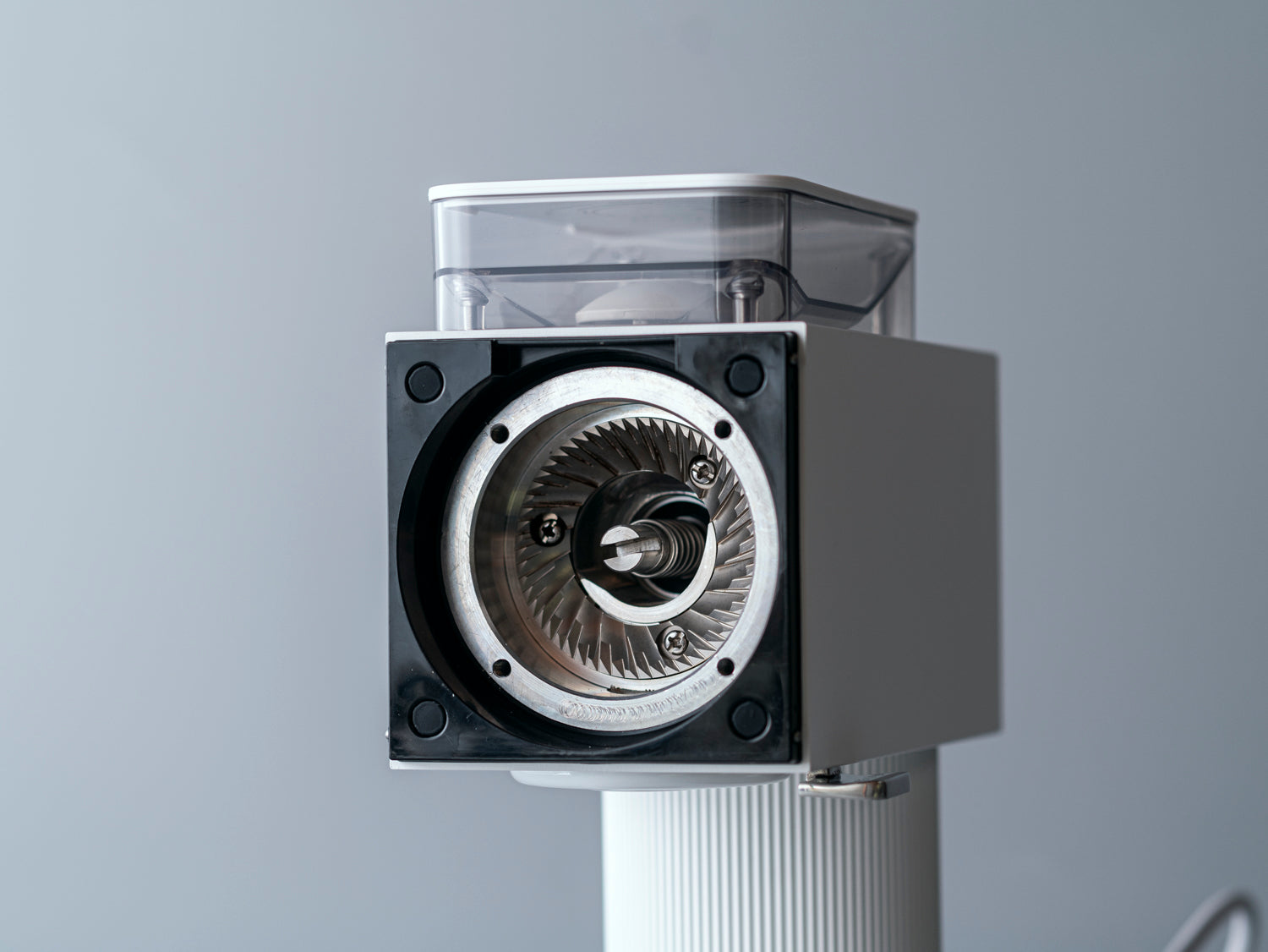 Fellow 『Ode Brew Grinder Gen2』Matte White 外刃を外した状態。定期的な刃のメンテナンスでいつもでも美味しいコーヒーを。