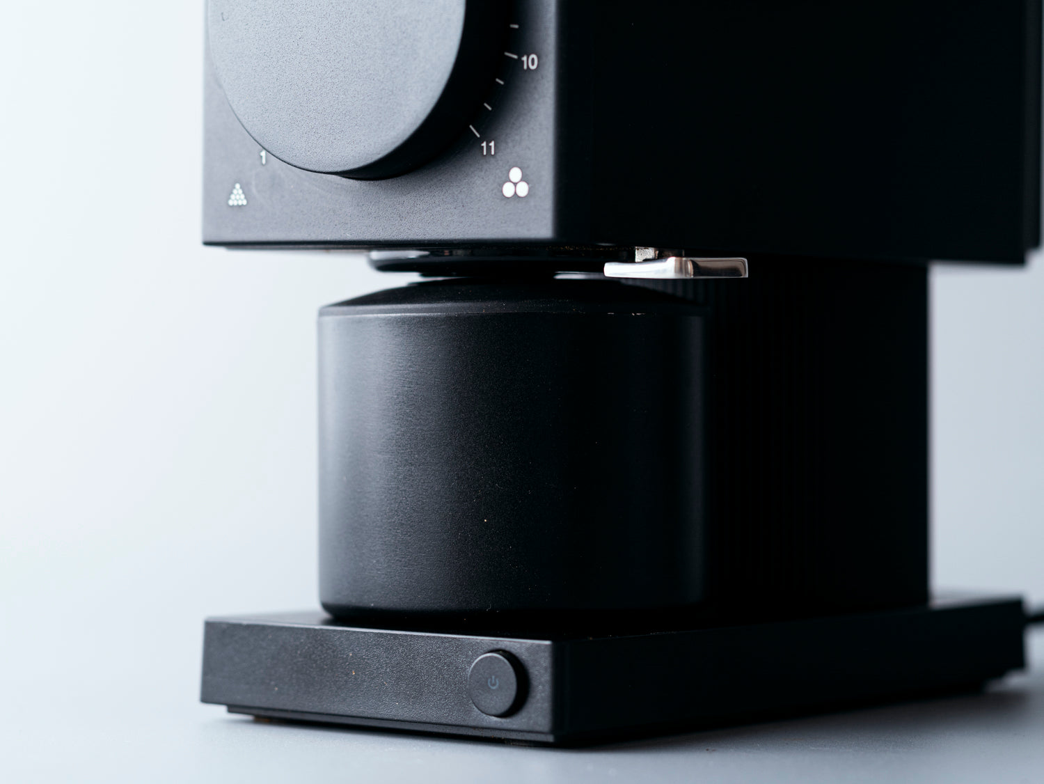 Fellow 『Ode Brew Grinder Gen2』Matte Black キャッチ(粉受け)周り。すっきりとミニマルなデザイン。