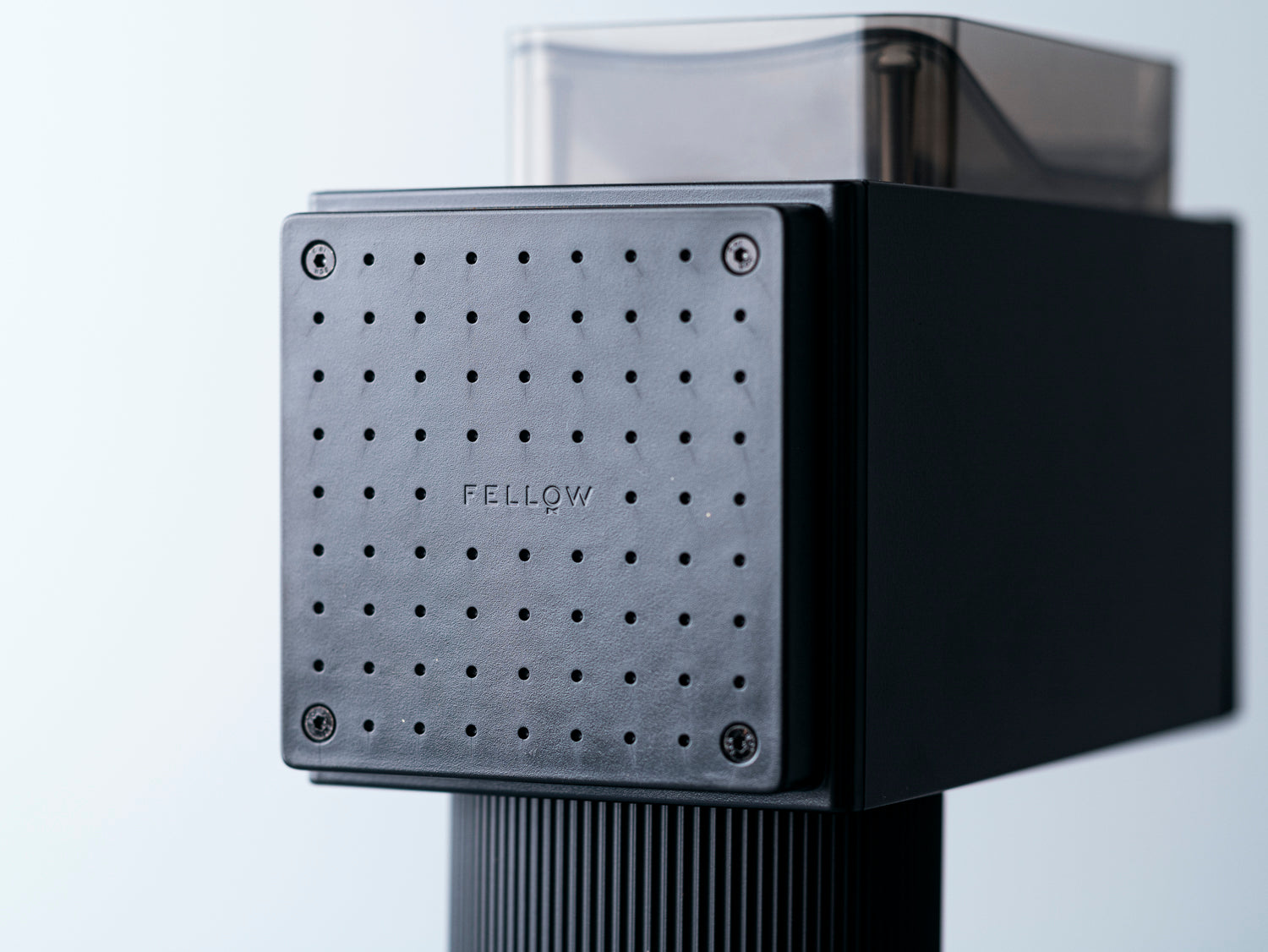 本体背面に配置された控えめなロゴからは、ブランドのアイデンティティを感じます。