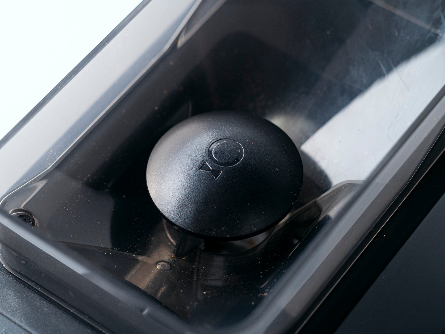 旧モデルより容量がアップしたホッパー。他のグラインダーと違い必要な量を都度挽くことを想定し、ミニマムなサイズでコーヒー豆の酸化を防ぐ設計。