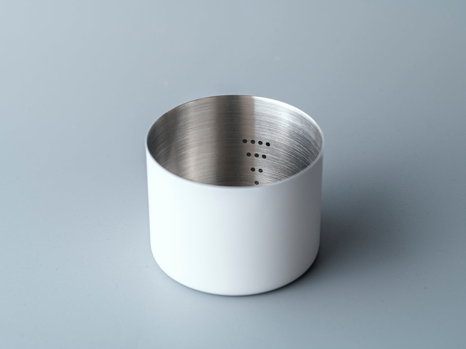 キャッチの内部には、コーヒー豆や粉量の目安になるメモリも。