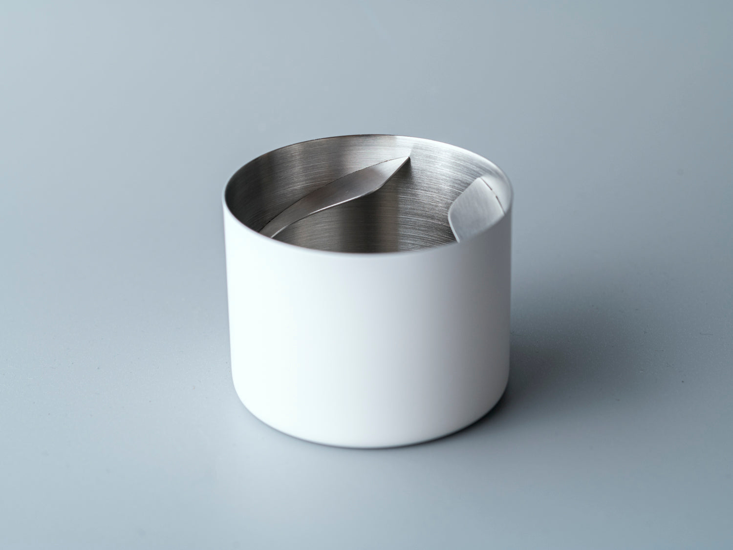 キャッチ内部のフィンにより、粉を中央に集めて注ぐことができる。細かいところに気が利いている。