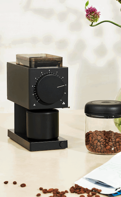 Fellow 『Ode Brew Grinder Gen2』使用イメージ。スイッチオンしてからコーヒー豆を投入するとプロのバリスタみたい。