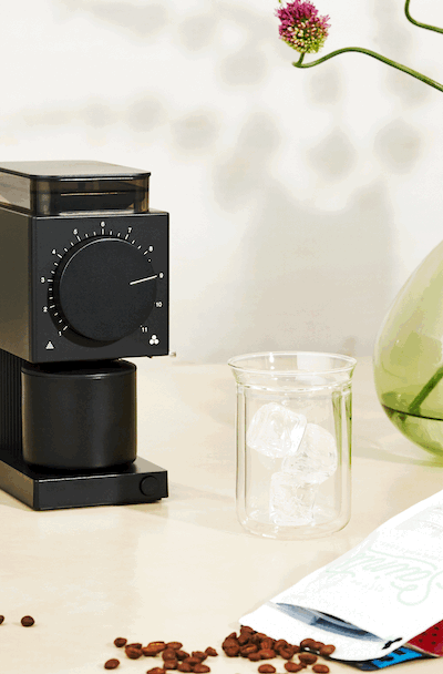 Fellow 『Ode Brew Grinder Gen2』使用イメージ。コンパクトなサイズ感はリビングにもピッタリ。