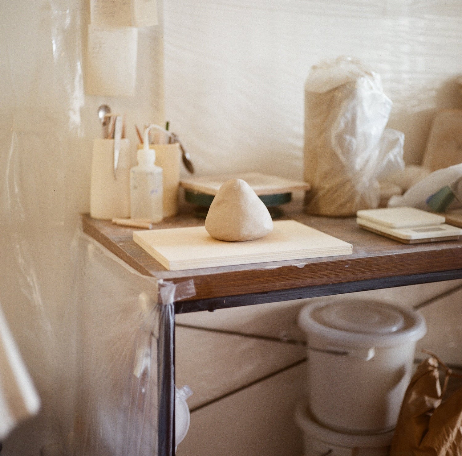 見るもの、触れるものに、そっとまなざしを― 陶芸家Runatsuのアトリエにて