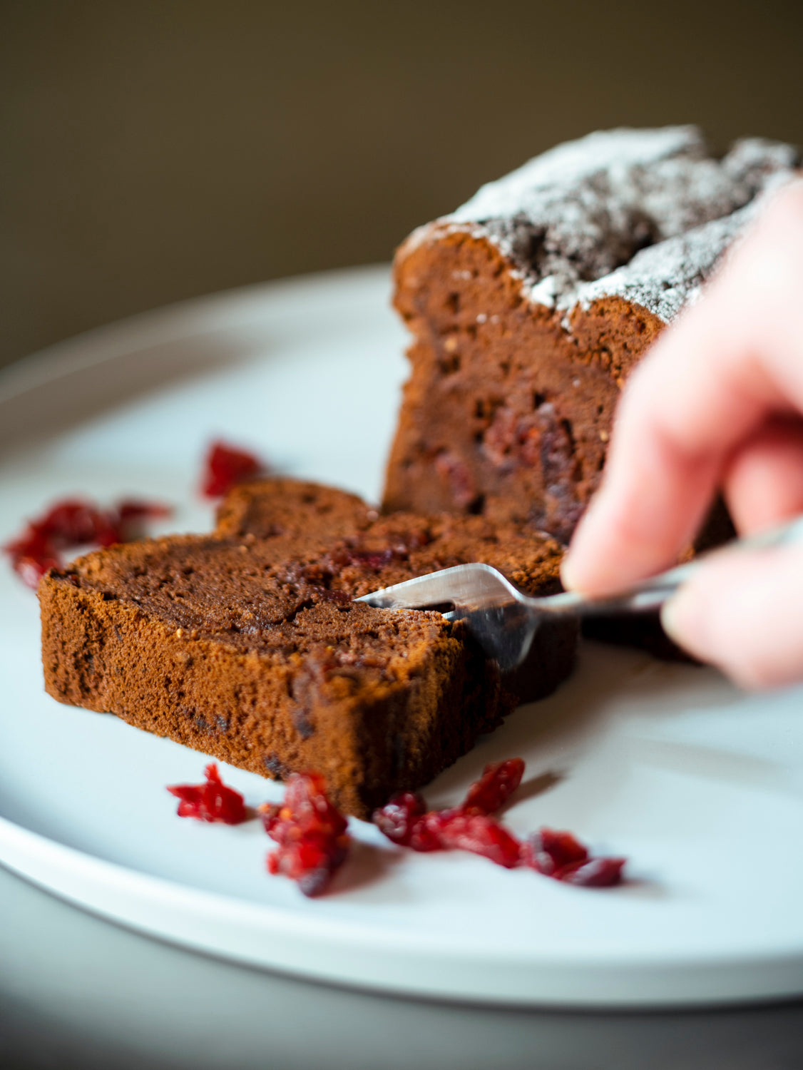 ふんわりなのにしっとり、甘くほどける食感。『チョコとベリーのケーキ』